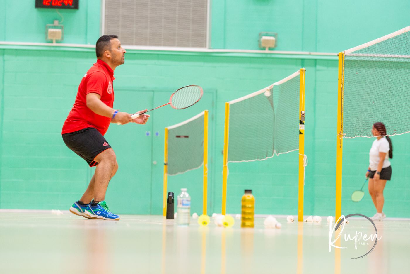 A badminton lunge on the green court