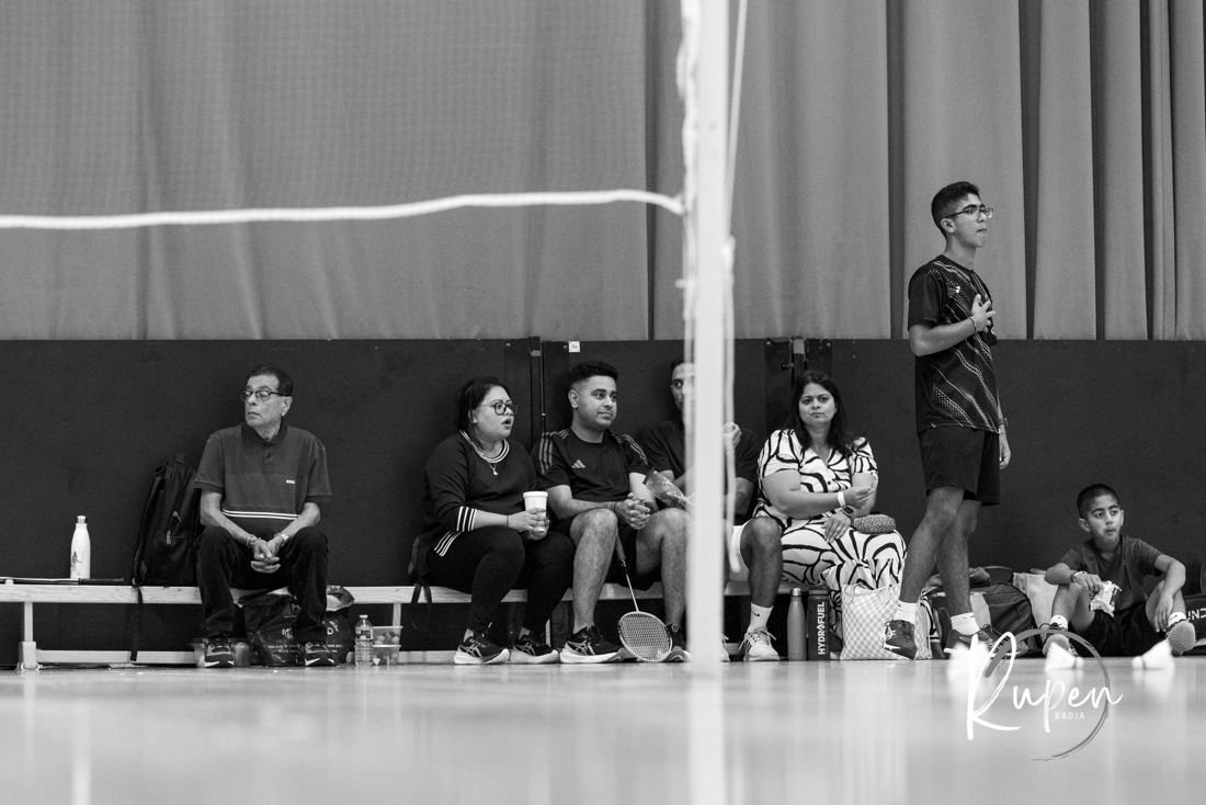 The bench seen through the net